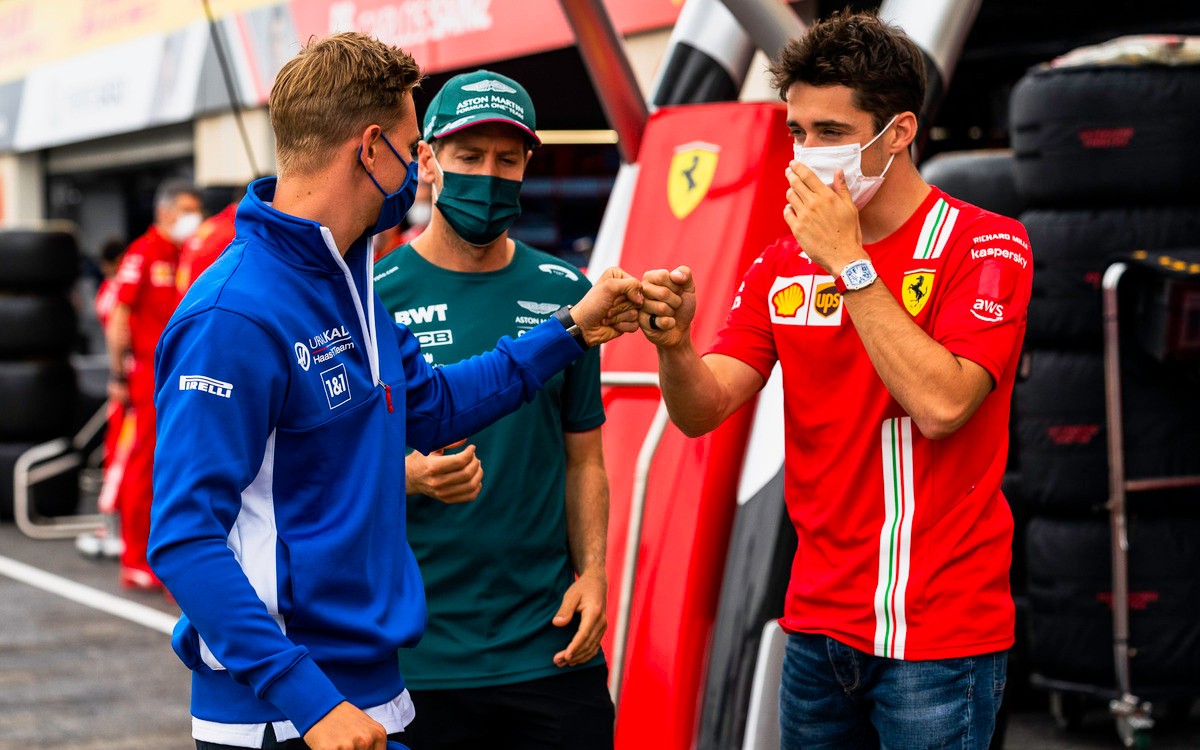 Charles Leclerc, Mick Schumacher a Sebastian Vettel