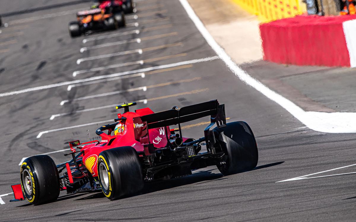 Carlos Sainz mieri na štartový rošt, Ferrari zozadu