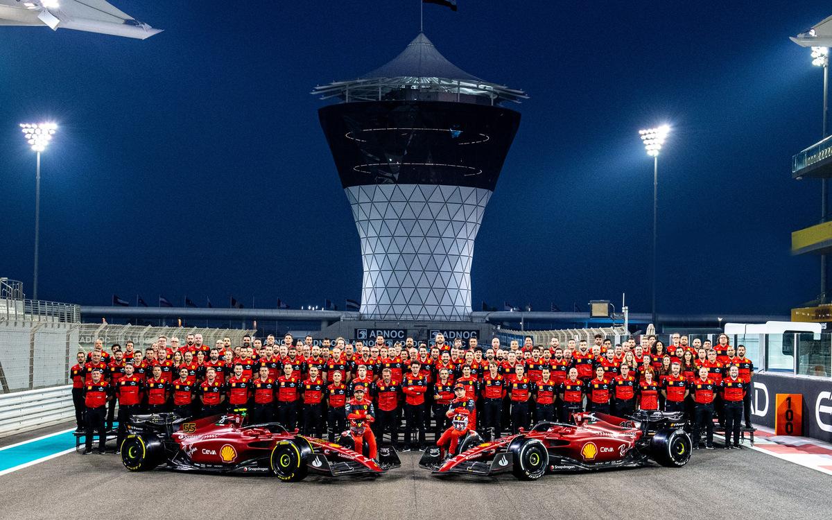 Spoločná fotka Ferrari, Binotto, Leclerc, Sainz