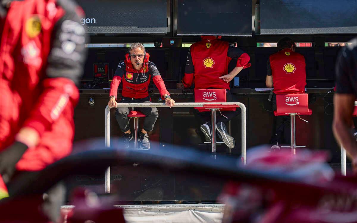 Laurent Mekies na boxovom múriku Ferrari