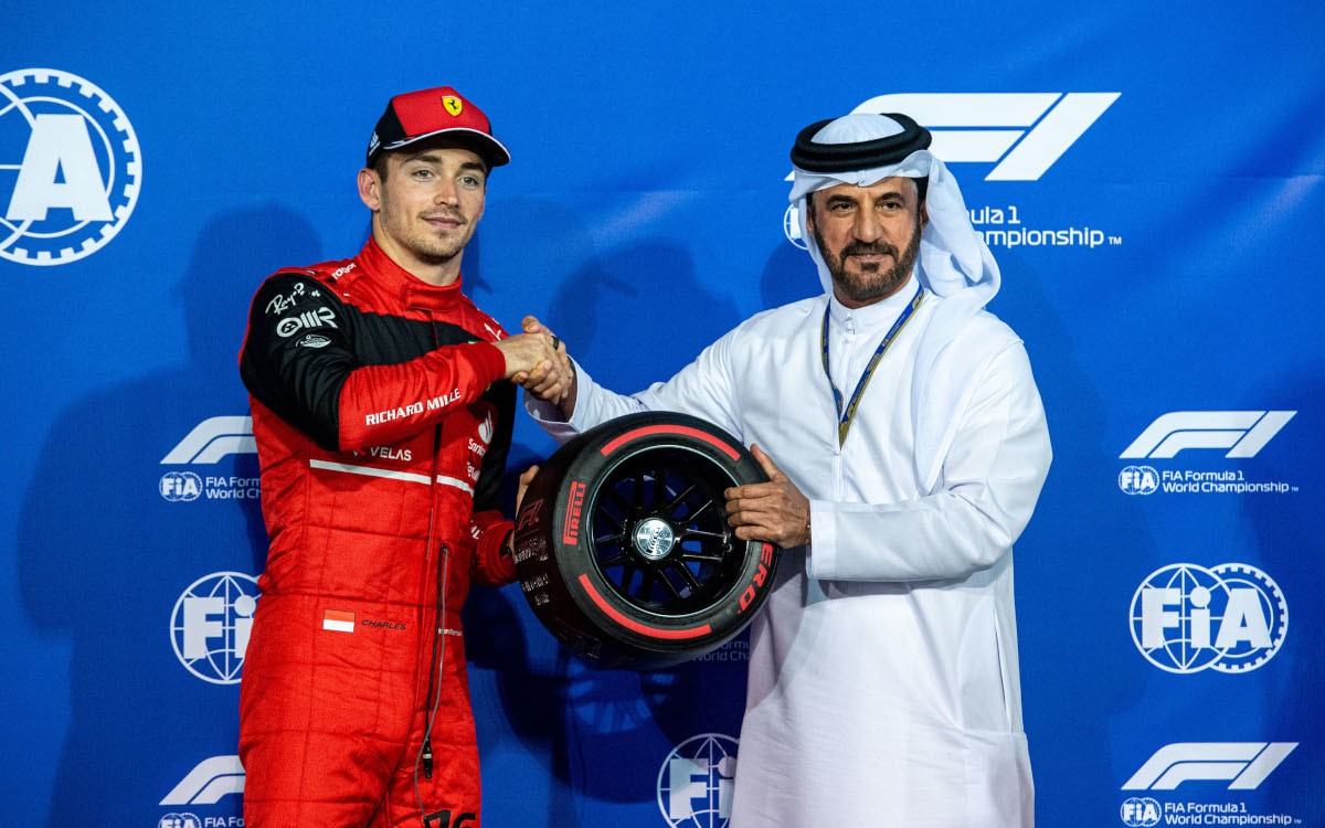 Charles Leclerc si preberá cenu Pirelli od Mohameda bin Sulajema