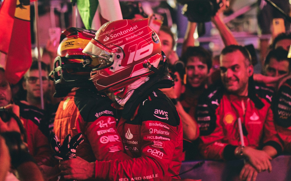 Carlos Sainz a Charles Leclerc
