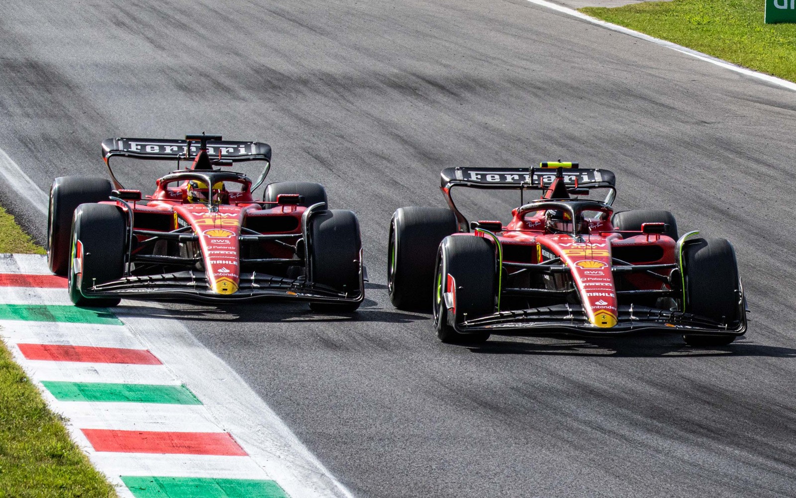 Carlos Sainz a Charles Leclerc