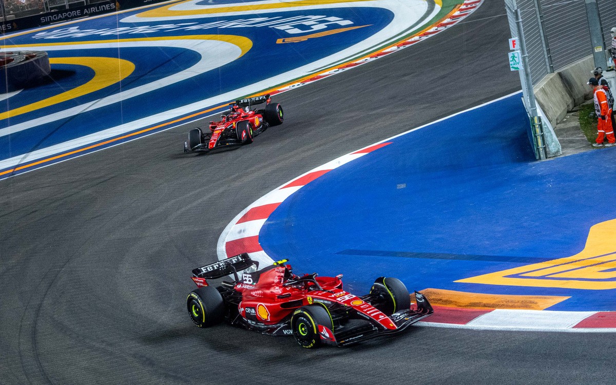 Carlos Sainz a Charles Leclerc