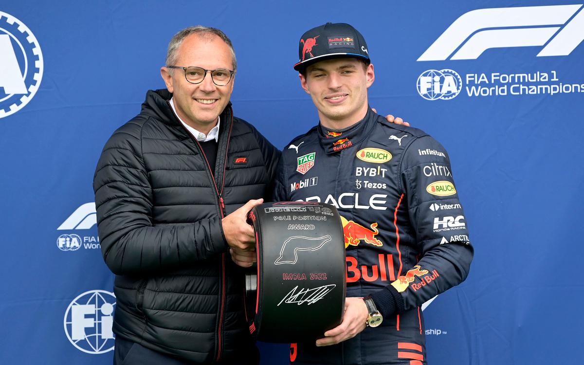 Stefano Domenicali odovzdáva cenu Pirelli Maxovi Verstappenovi
