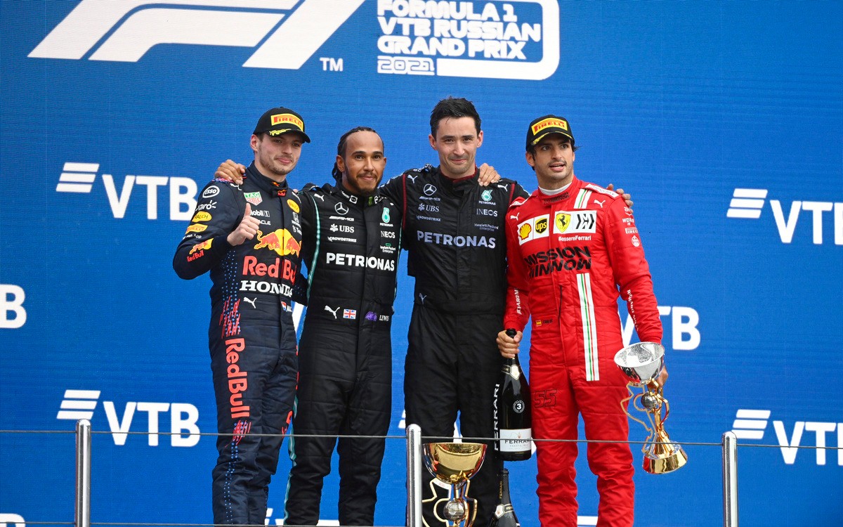 Lewis Hamilton, Max Verstappen a Carlos Sainz, pódium VC Ruska 2021