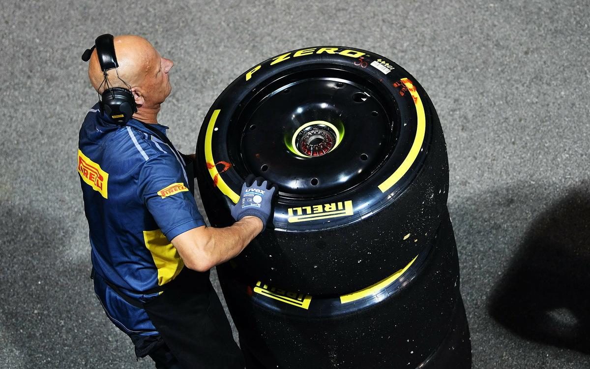 Mechanik s pneumatikami Pirelli