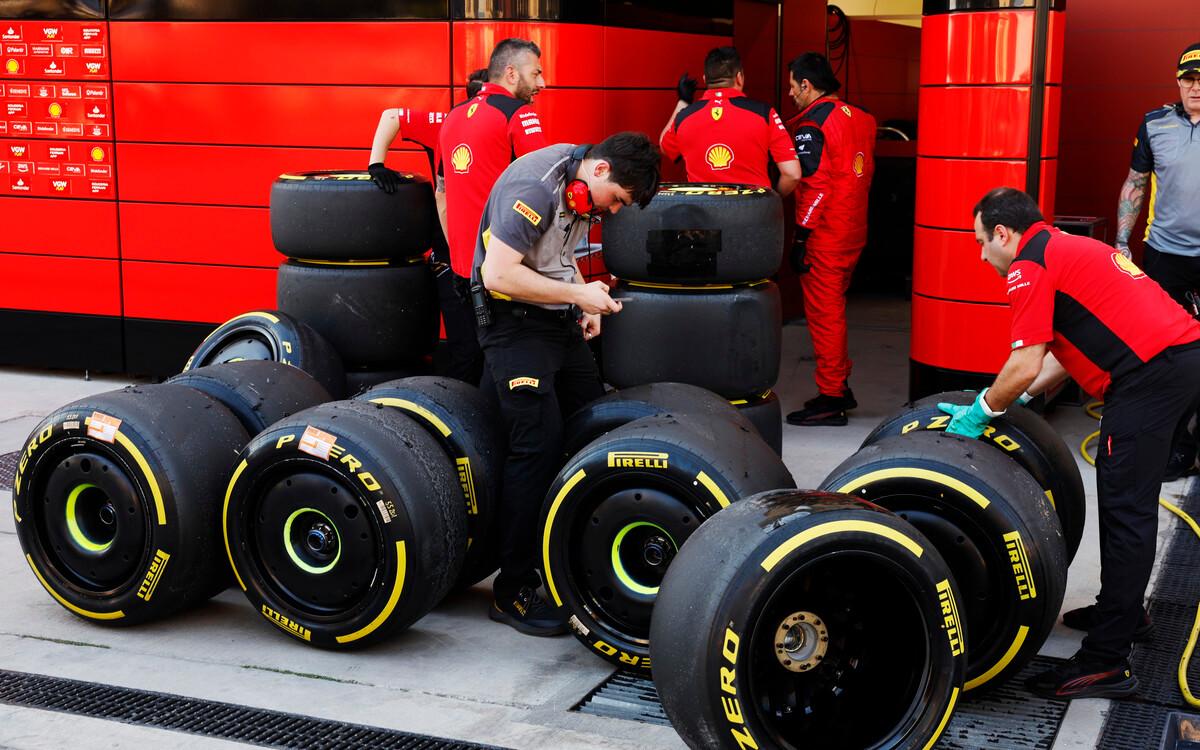 Mechanici Ferrari s pneumatikami Pirelli
