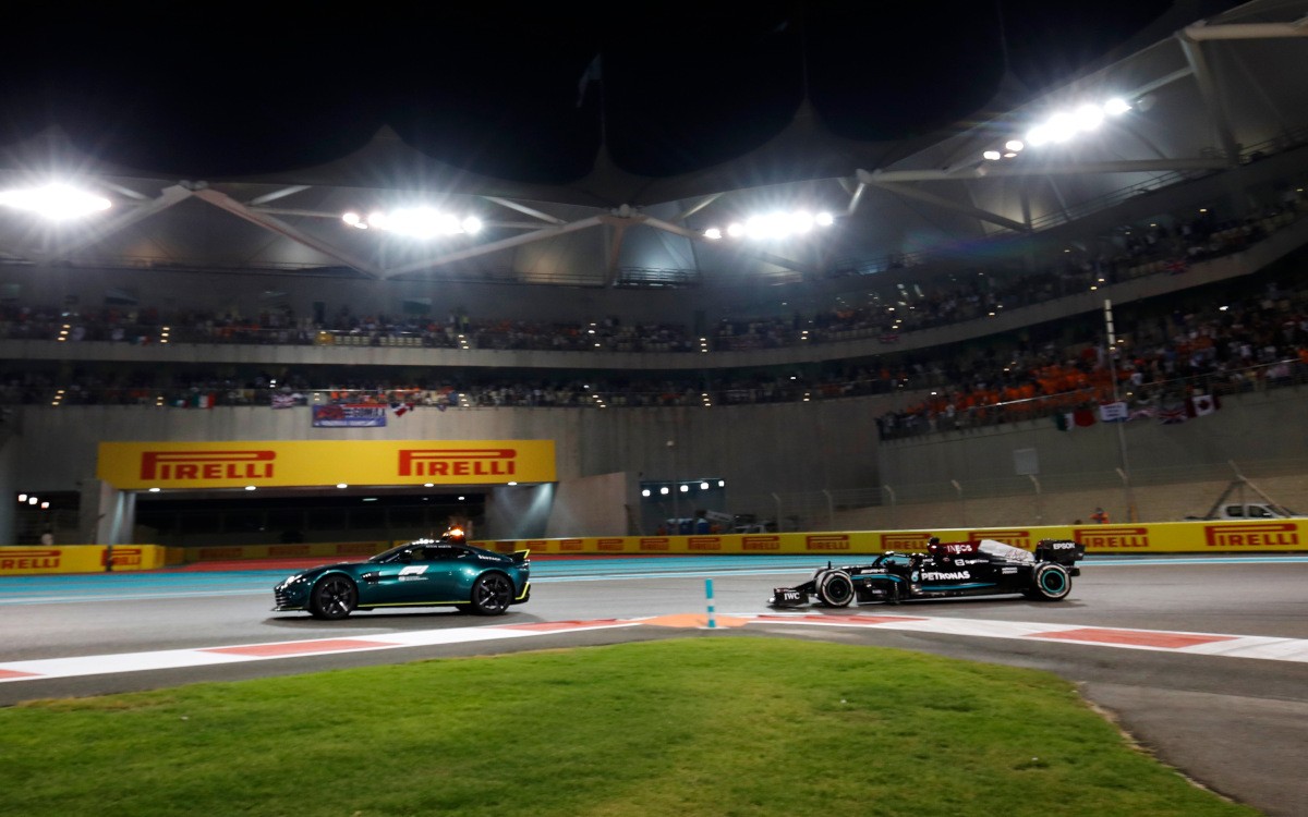 Lewis Hamilton za safety carom, bezpečnostné vozidlo Aston Martin