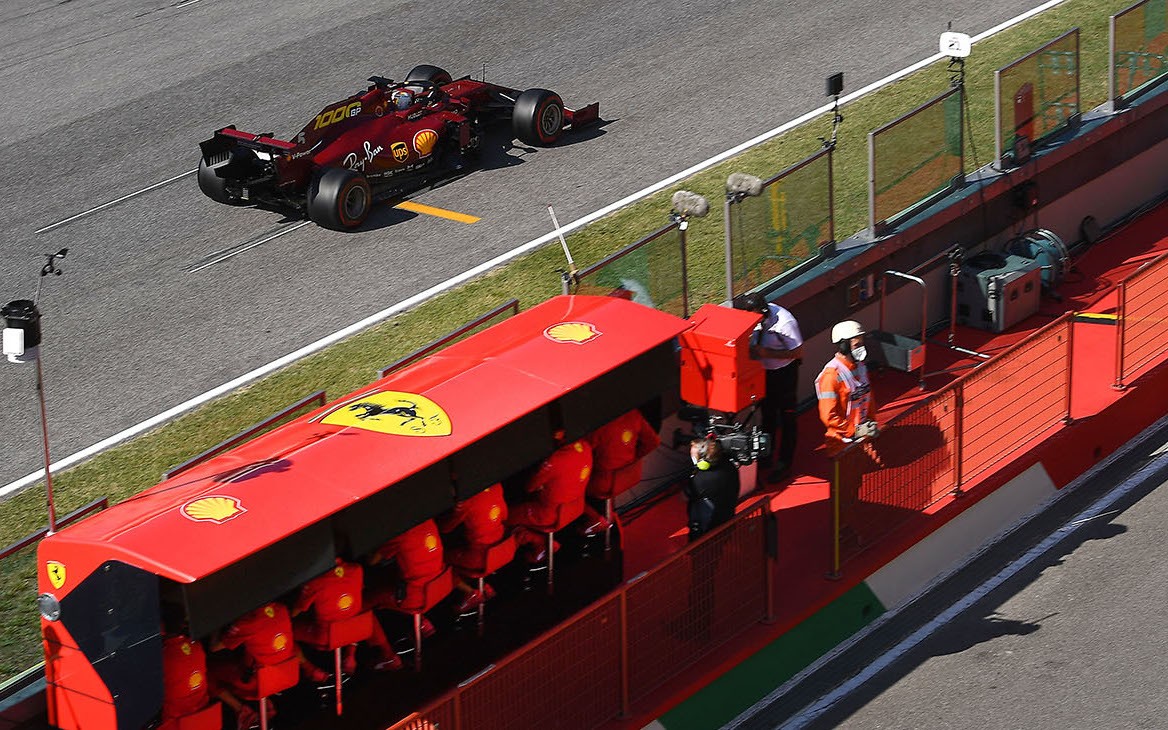 Sebastian Vettel a boxový múrik Ferrari
