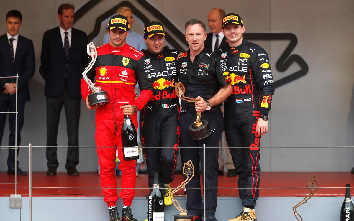 Sergio Pérez, Carlos Sainz a Max Verstappen na pódiu VC Monaka 2022