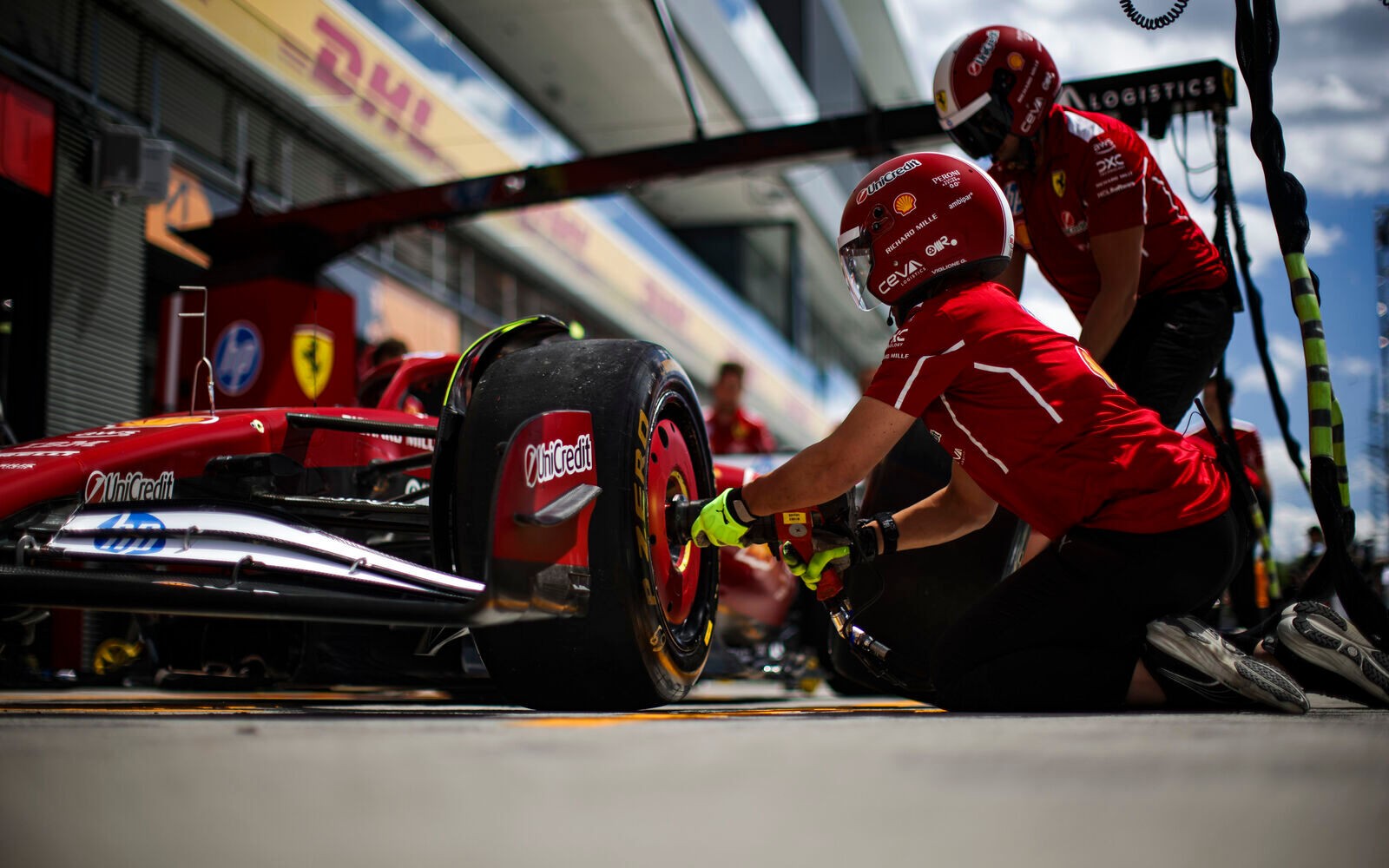 Mechanici Ferrari menia pneumatiky Pirelli