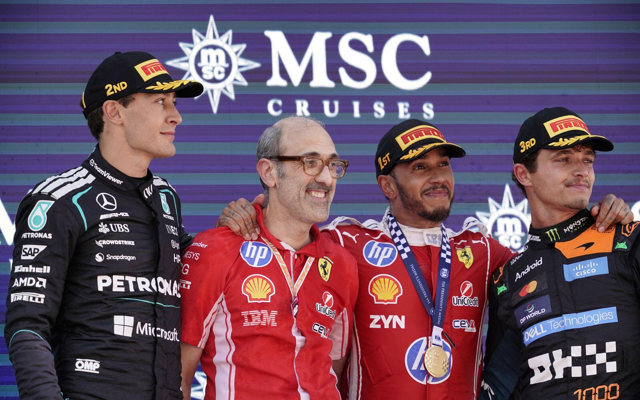 Lewis Hamilton, Carlo Santi, George Russell a Lando Norris