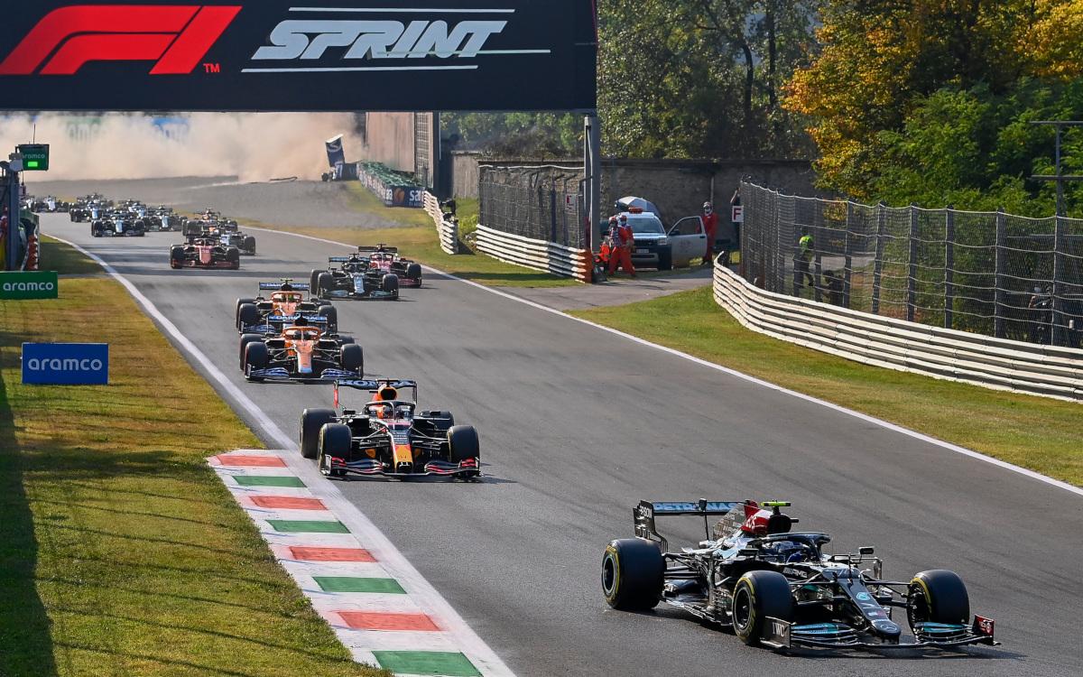 Valtteri Bottas a Max Verstappen po štarte šprintových pretekov na VC Talianska 2021