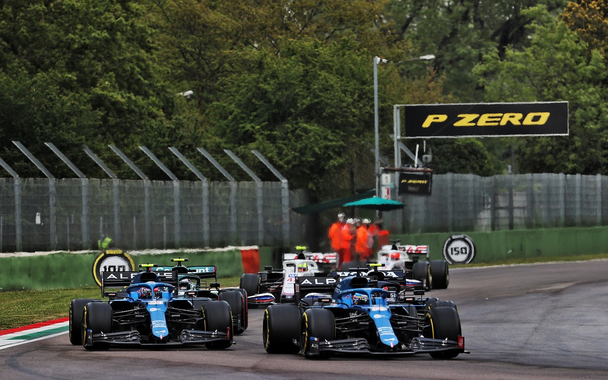 Fernando Alonso a Esteban Ocon