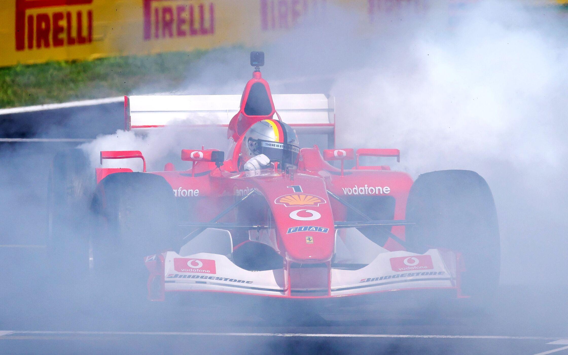 Sebastian Vettel vo Ferrari F2002
