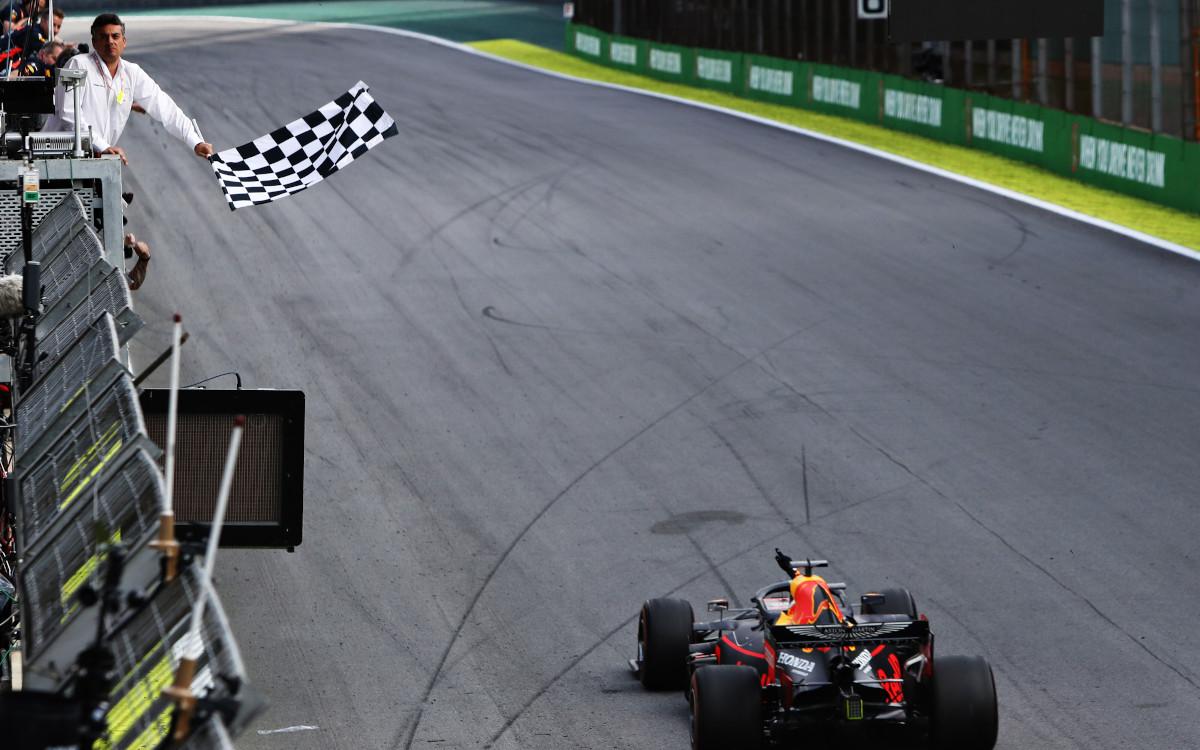 Max Verstappen po víťazstve na VC Brazílie 2019, šachovnicová vlajka