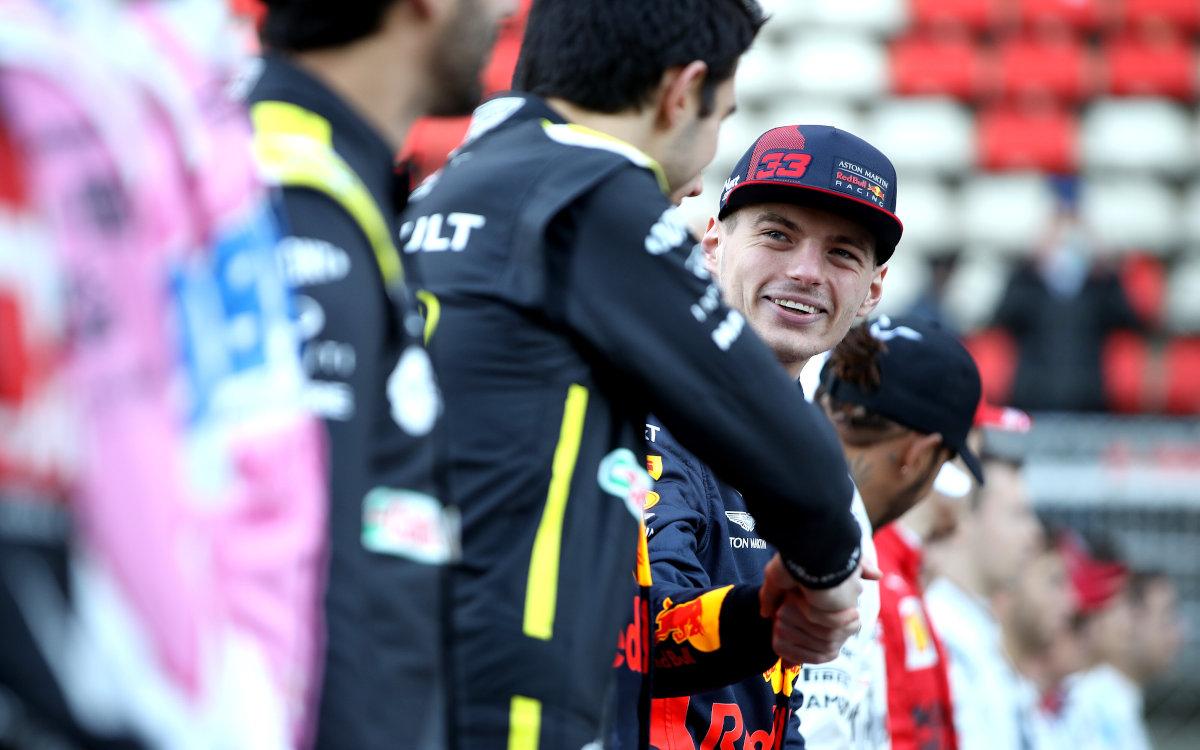 Max Verstappen si podáva ruku s Estebanom Oconom