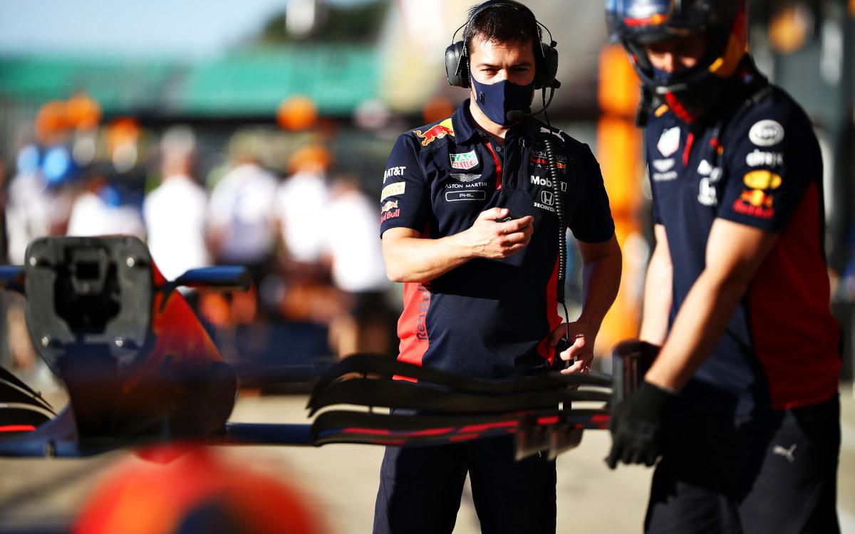 Mechanik Red Bullu mení predné krídlo
