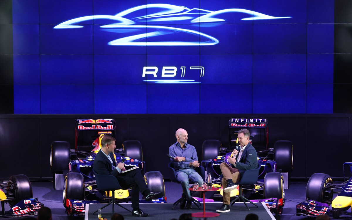 Adrian Newey a Christian Horner na predstavení Red Bullu RB17
