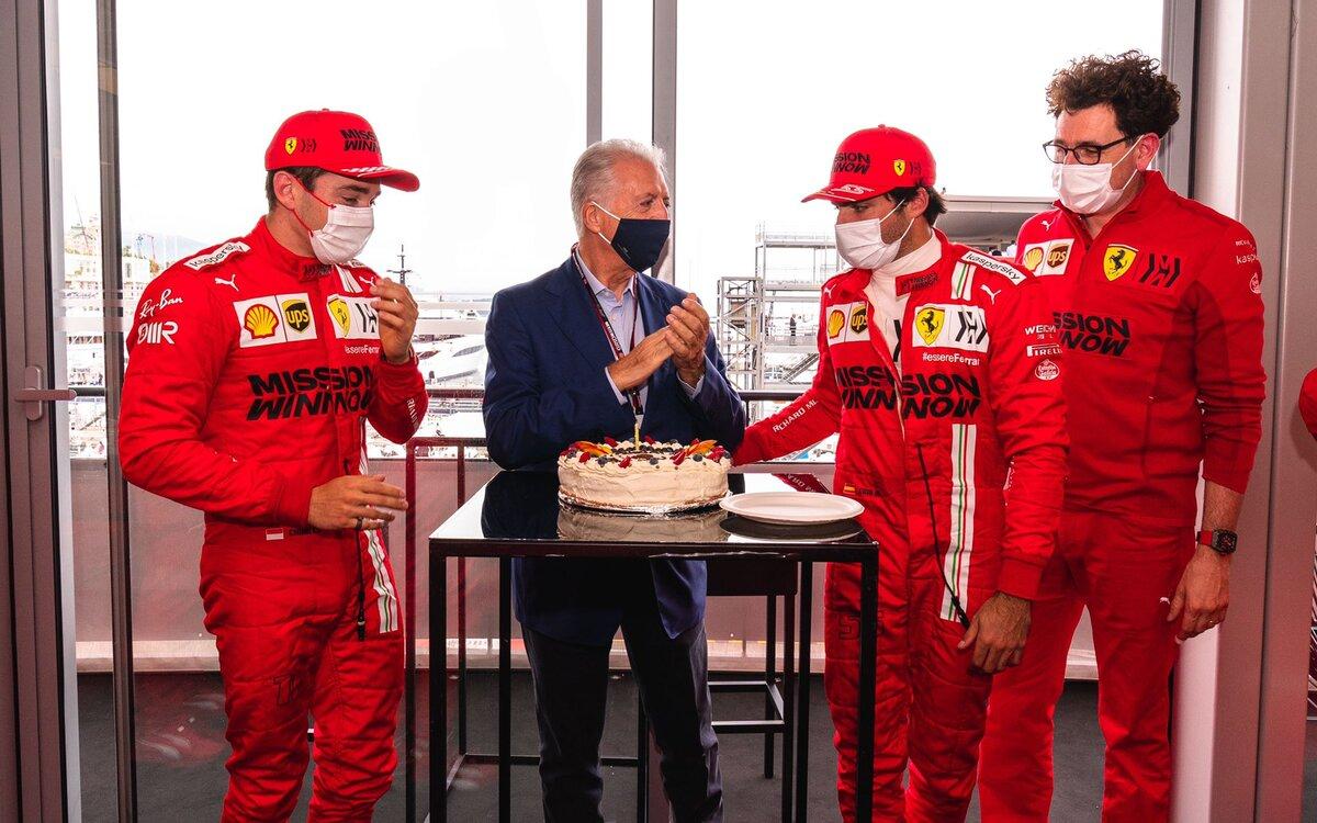 Charles Leclerc, Piero Ferrari, Carlos Sainz a Mattia Binotto