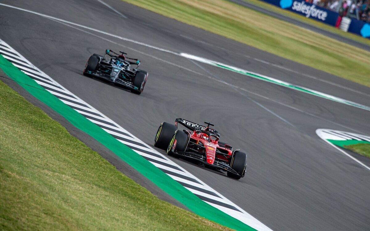 Charles Leclerc a George Russell