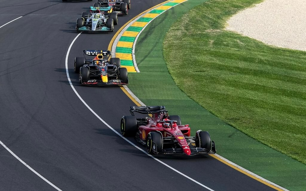 Charles Leclerc pred Maxom Verstappenom a Lewisom Hamiltonom