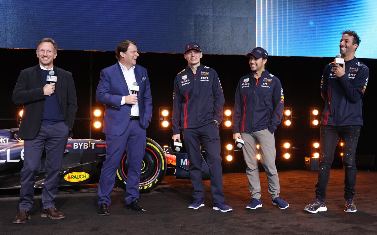 Christian Horner, Mark Rushbrook, Max Verstappen, Sergio Pérez a Daniel Ricciardo