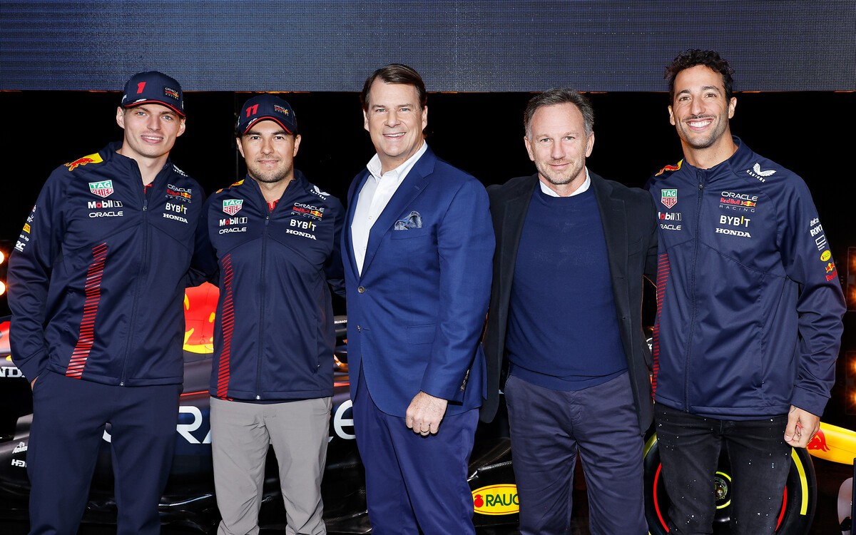 Christian Horner, Mark Rushbrook, Max Verstappen, Sergio Pérez a Daniel Ricciardo