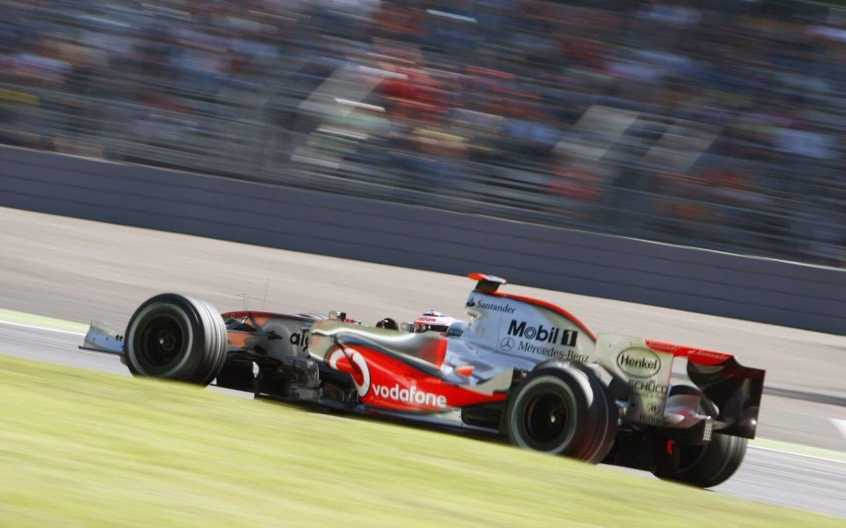 Fernando Alonso v McLarene MP4-22 2007