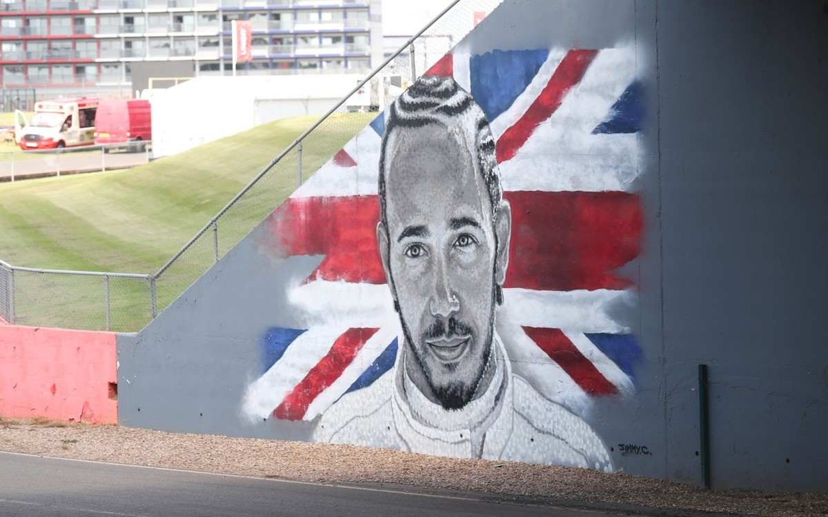 Maľba Lewisa Hamiltona v Silverstone
