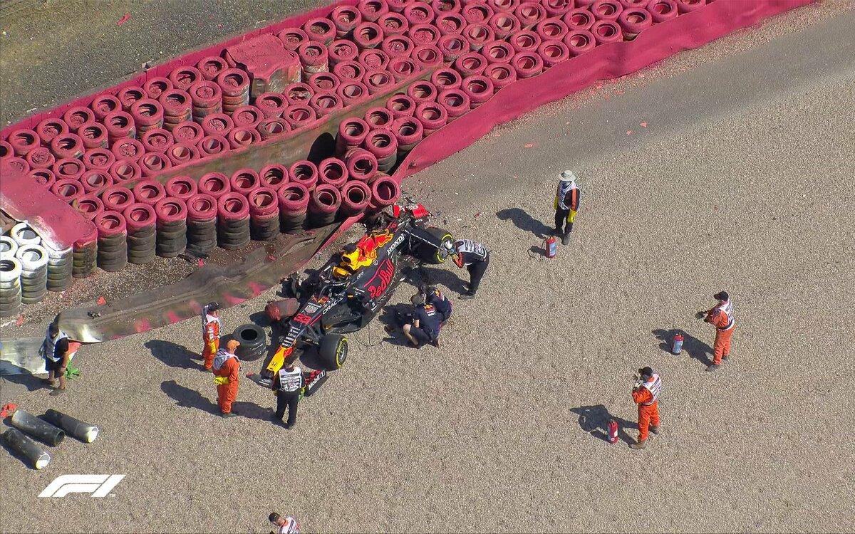 Zničený monopost Maxa Verstappena na VC Veľkej Británie 2021