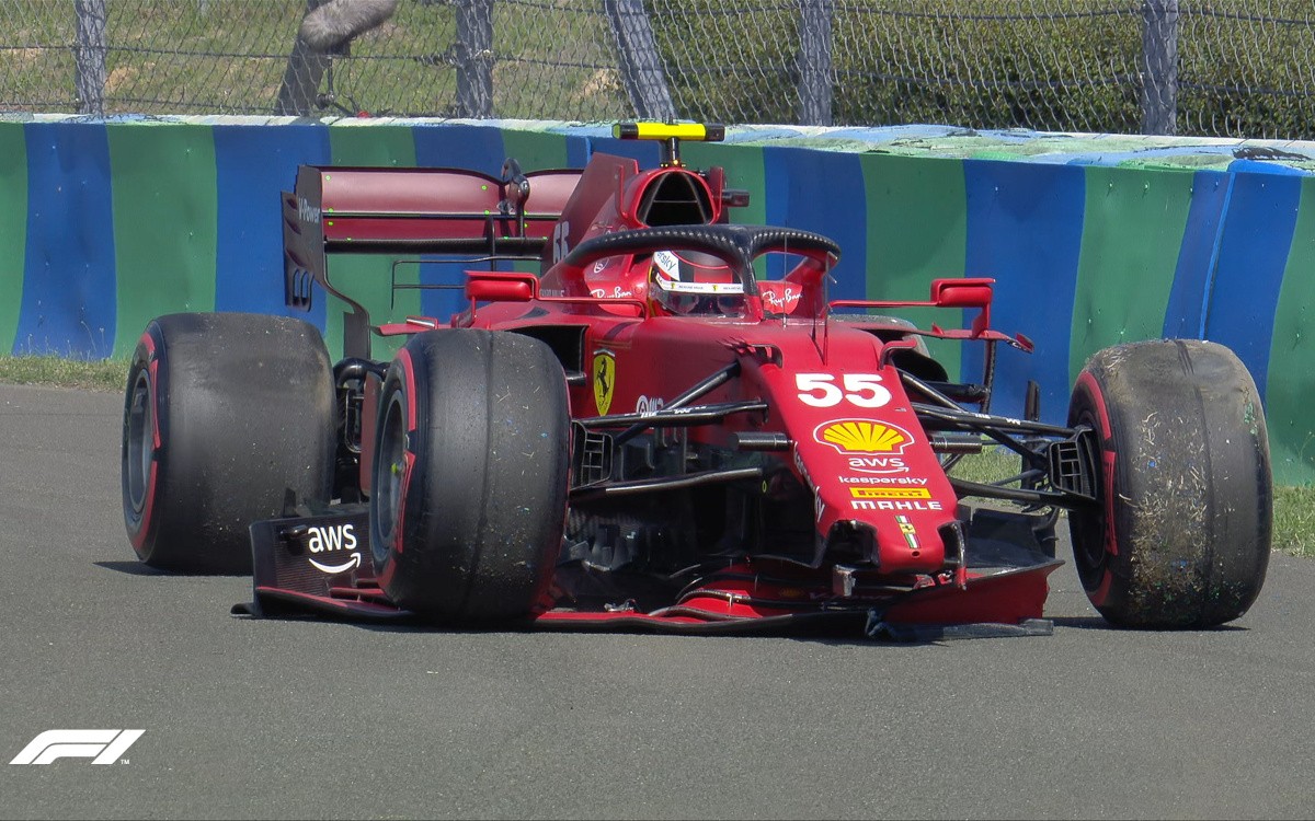 Carlos Sainz v zničenom Ferrari
