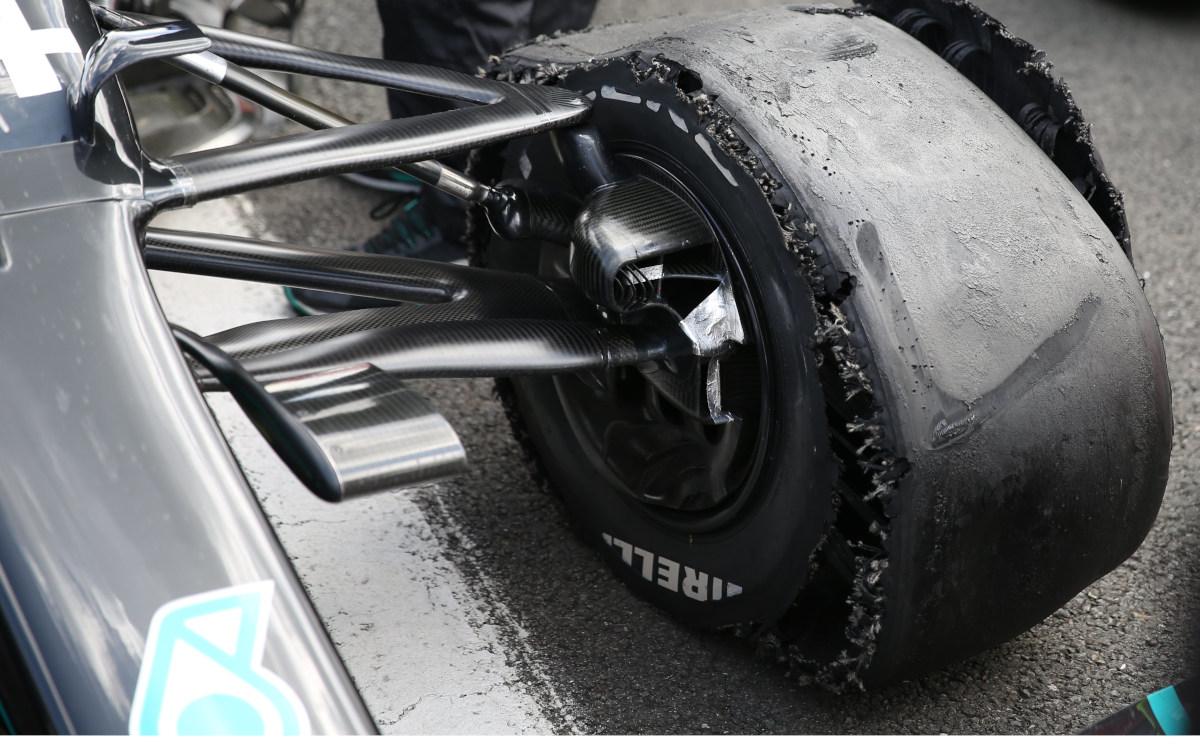 Zničená pneumatika Lewisa Hamiltona