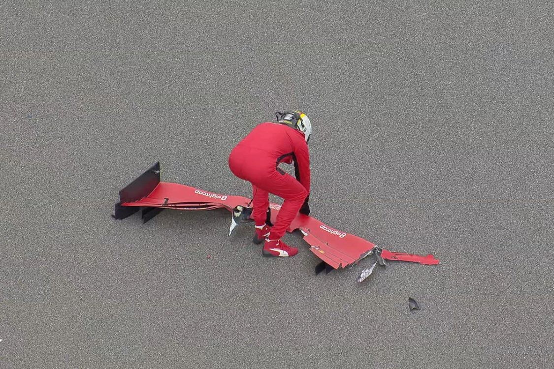 Sebastian Vettel upratuje predné krídlo