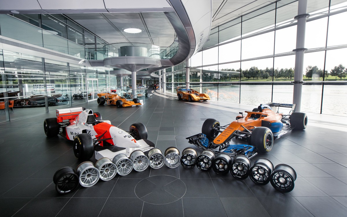 Ráfiky Enkei v továrni McLarenu, pneumatiky, kolesá