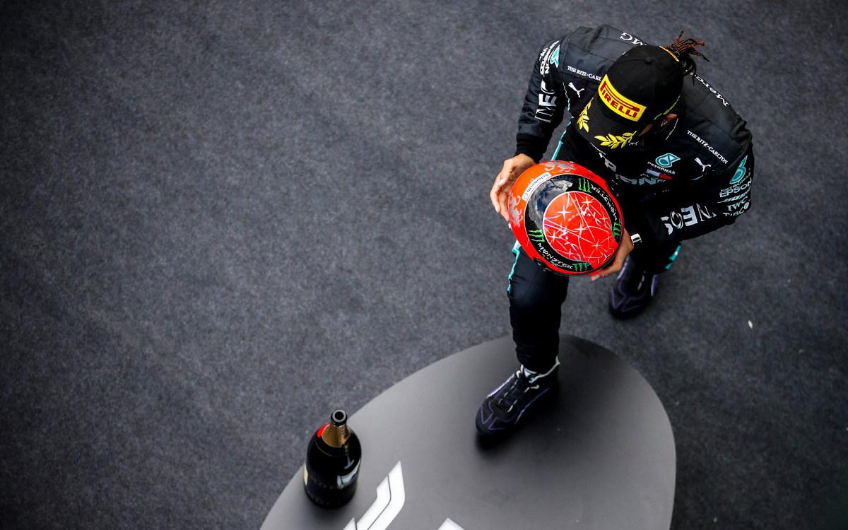 Lewis Hamilton s prilbou Michaela Schumachera