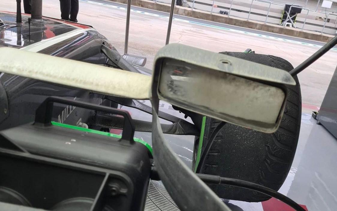 Zašpinené spätné zrkadlo Romaina Grosjeana