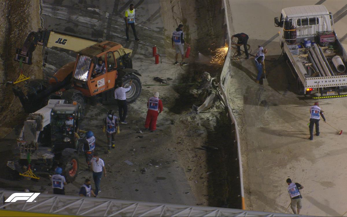 Zničená bariéra po nehode Romaina Grosjeana