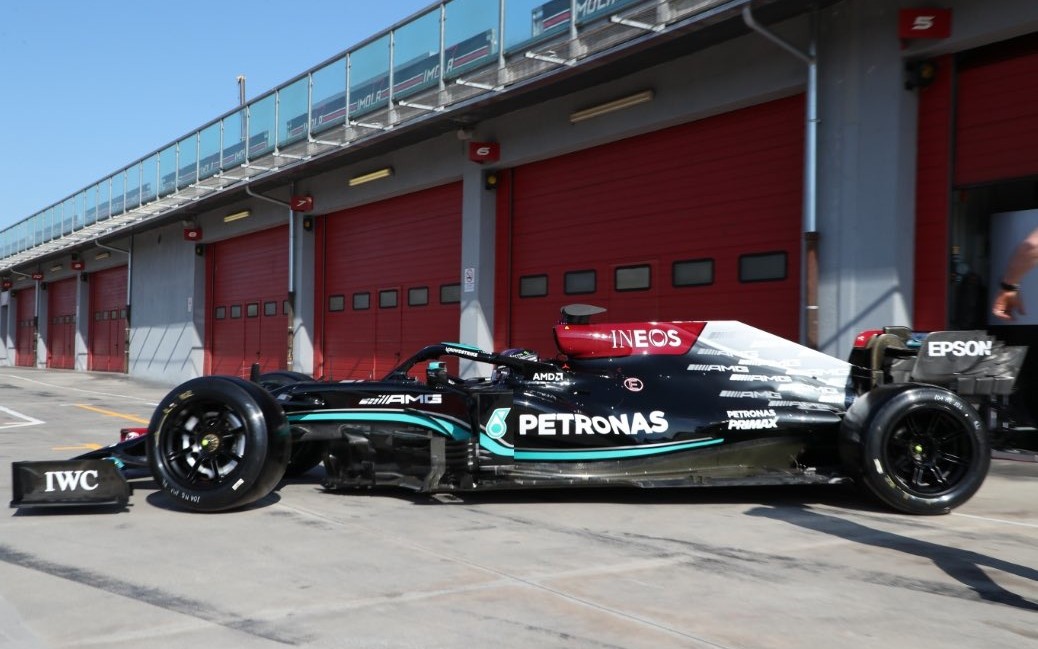 Lewis Hamilton na testoch osemnásťpalcových pneumatík Pirelli
