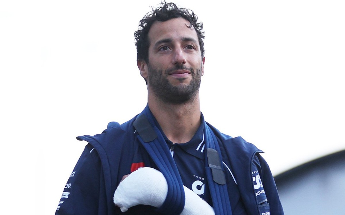 Daniel Ricciardo so zlomenou rukou