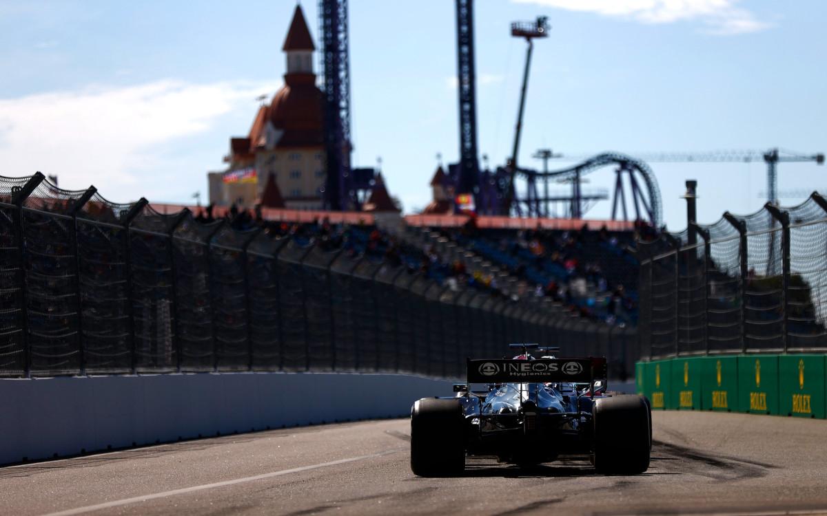 Lewis Hamilton, Mercedes zozadu, na konci boxovej uličky