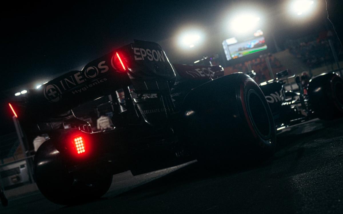 Mercedes zozadu, zadné krídlo, červené svetlá, Hamilton a Bottas