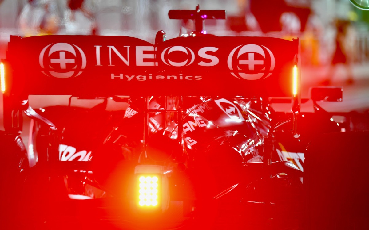 Lewis Hamilton, Mercedes zozadu, zadné krídlo, červené svetlo