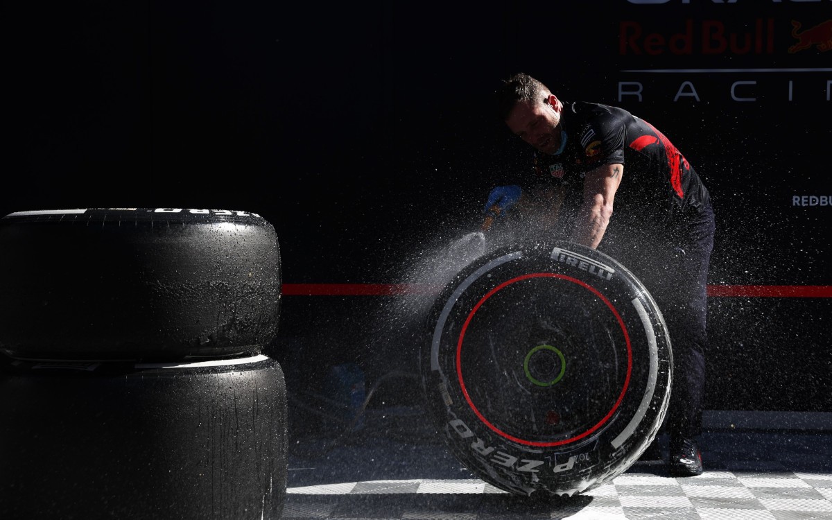 Mechanik Red Bullu umýva pneumatiky Pirelli