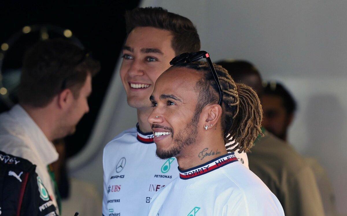 Lewis Hamilton a George Russell