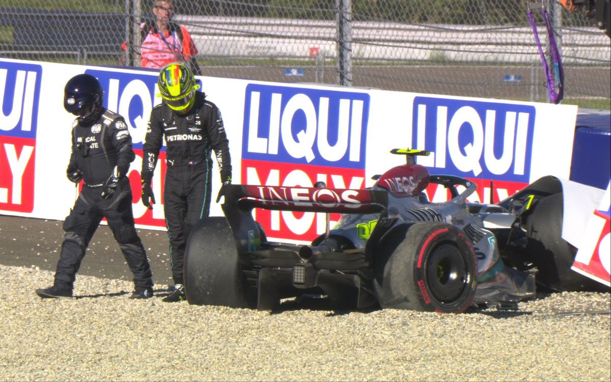 Lewis Hamilton pri zničenom aute