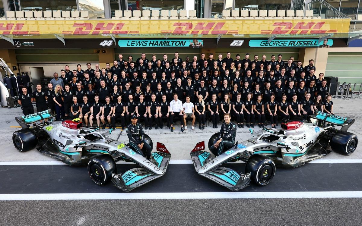 Lewis Hamilton, George Russell,  spoločná fotka Mercedesu 2022