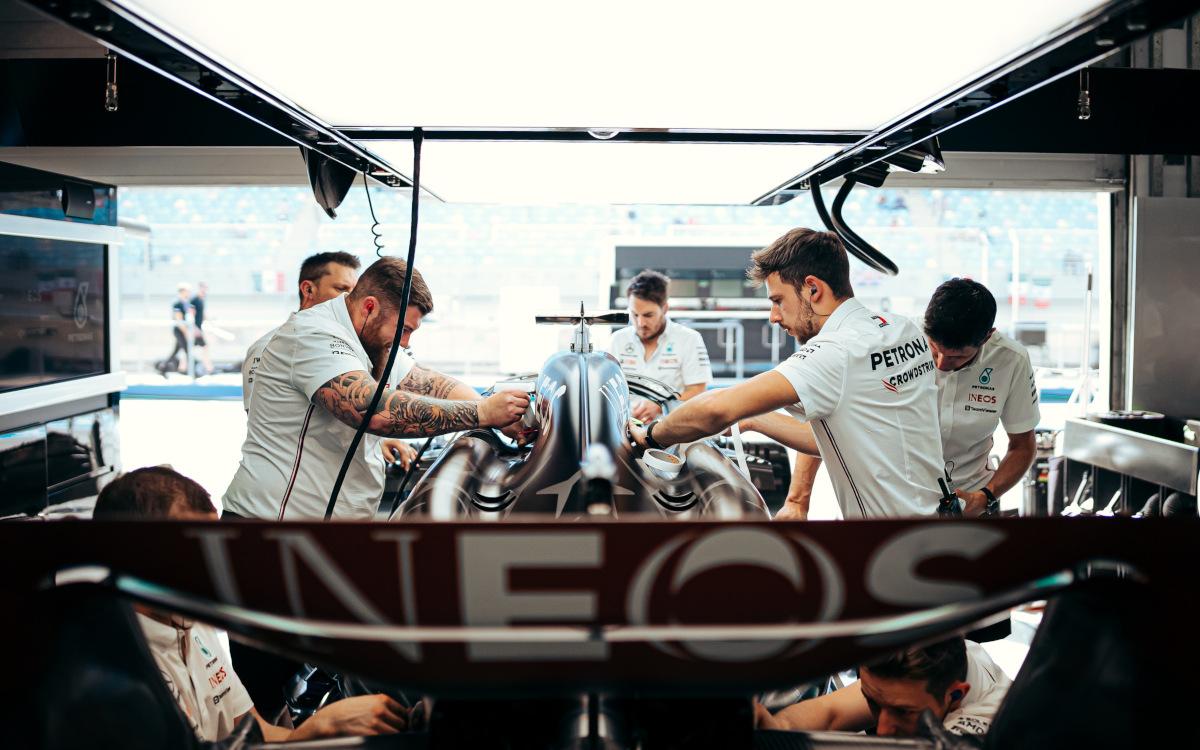 Mechanici Mercedesu v garáži