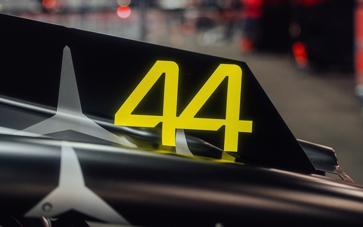 Lewis Hamilton, kryty motora, číslo 44